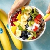 Bol arc-en-ciel végétalien avec banane Chiquita et fruits frais